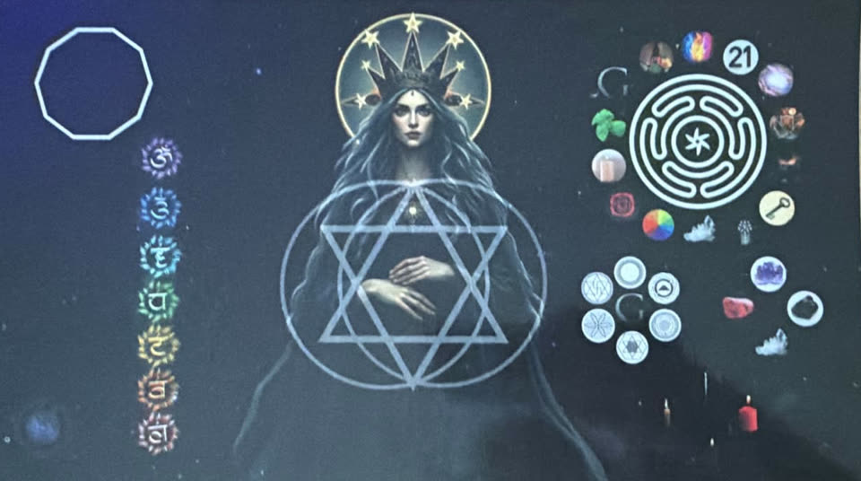 Mesa radiônica da Bruxa Évelyn com a deusa Hécate coroada de estrelas, a roda de Hécate e os símbolos dos chakras